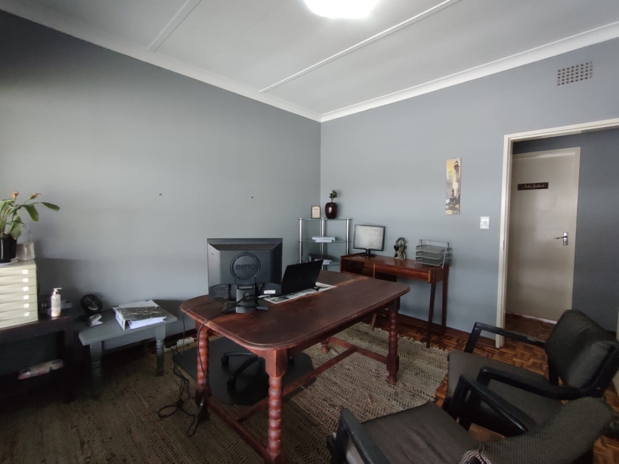 6 Bedroom Property for Sale in Flamwood North West